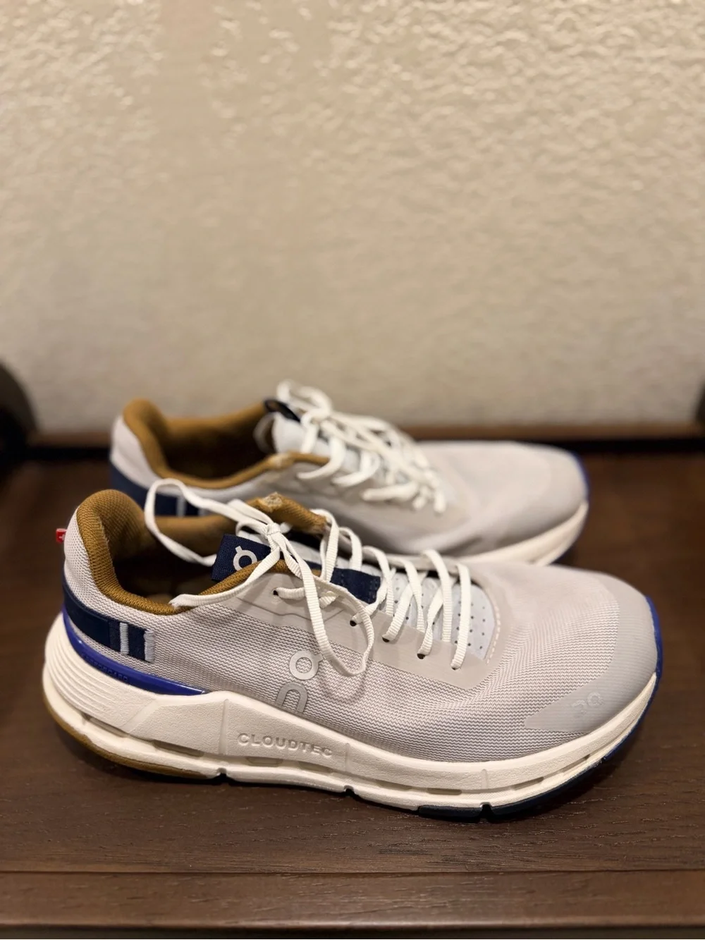 On Running women’s Sneakers in White, Navy & Tan size 7